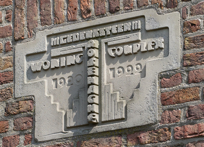 De gevelsteen boven de ingang van Hoofmanstraat 12b.
              <br/>
              Marcel Westhoff, 2016-04-01